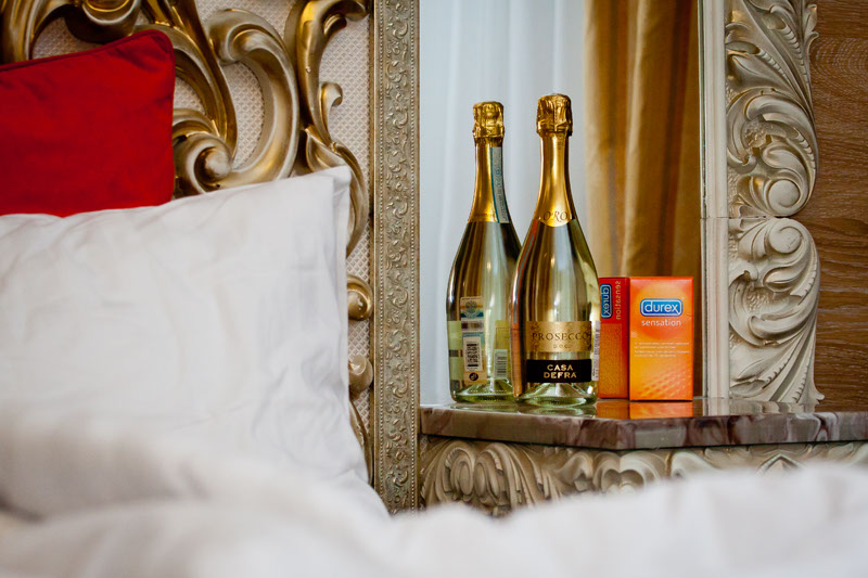 800x533, 111 Kb / презервативы, кровать, гостиница, проссеко, отдых, выходные, зеркало