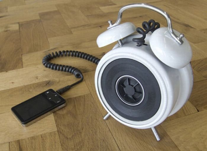 700x511, 51 Kb / паркет, будильник, усилитель, плеер, шнур