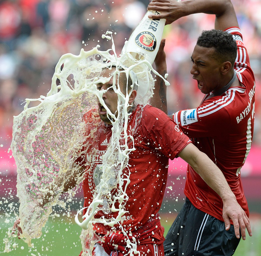 1045x1024, 293 Kb / пиво, футбол, бокал