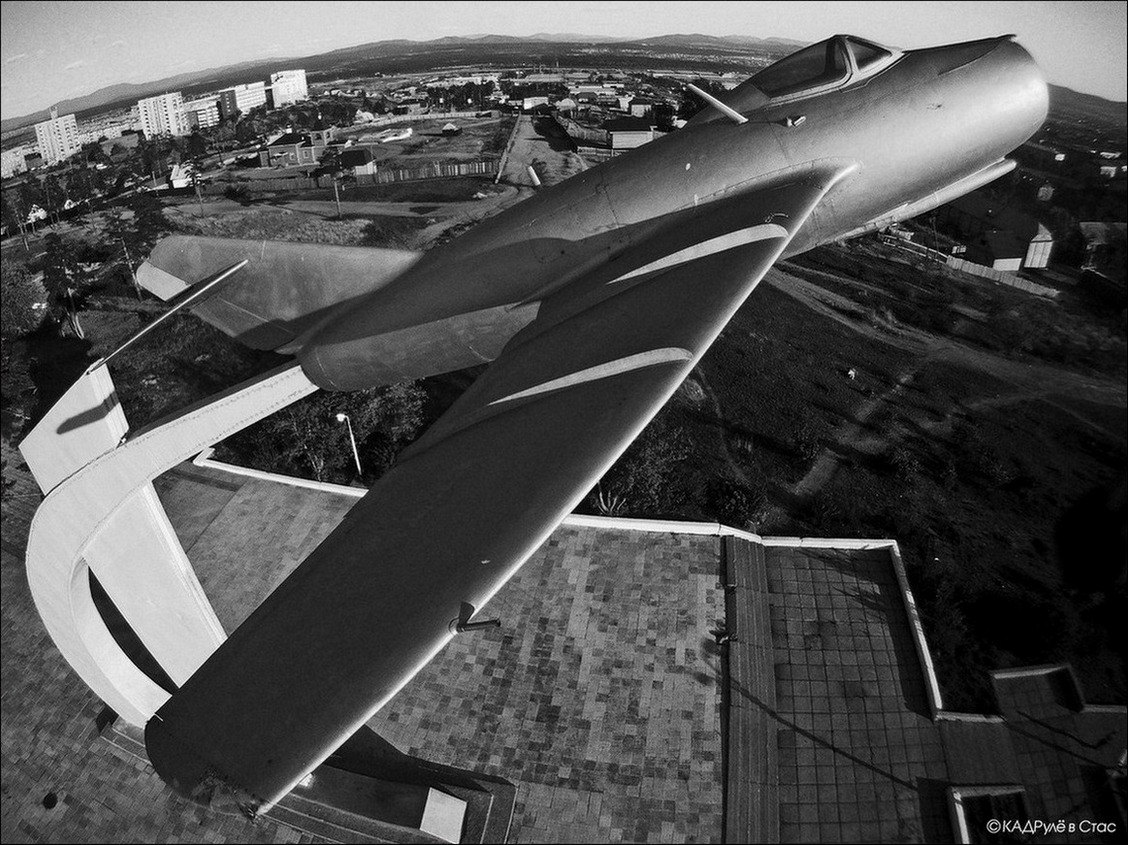 1128x845, 299 Kb / памятник, самолёт, миг, ракурс, ч/б