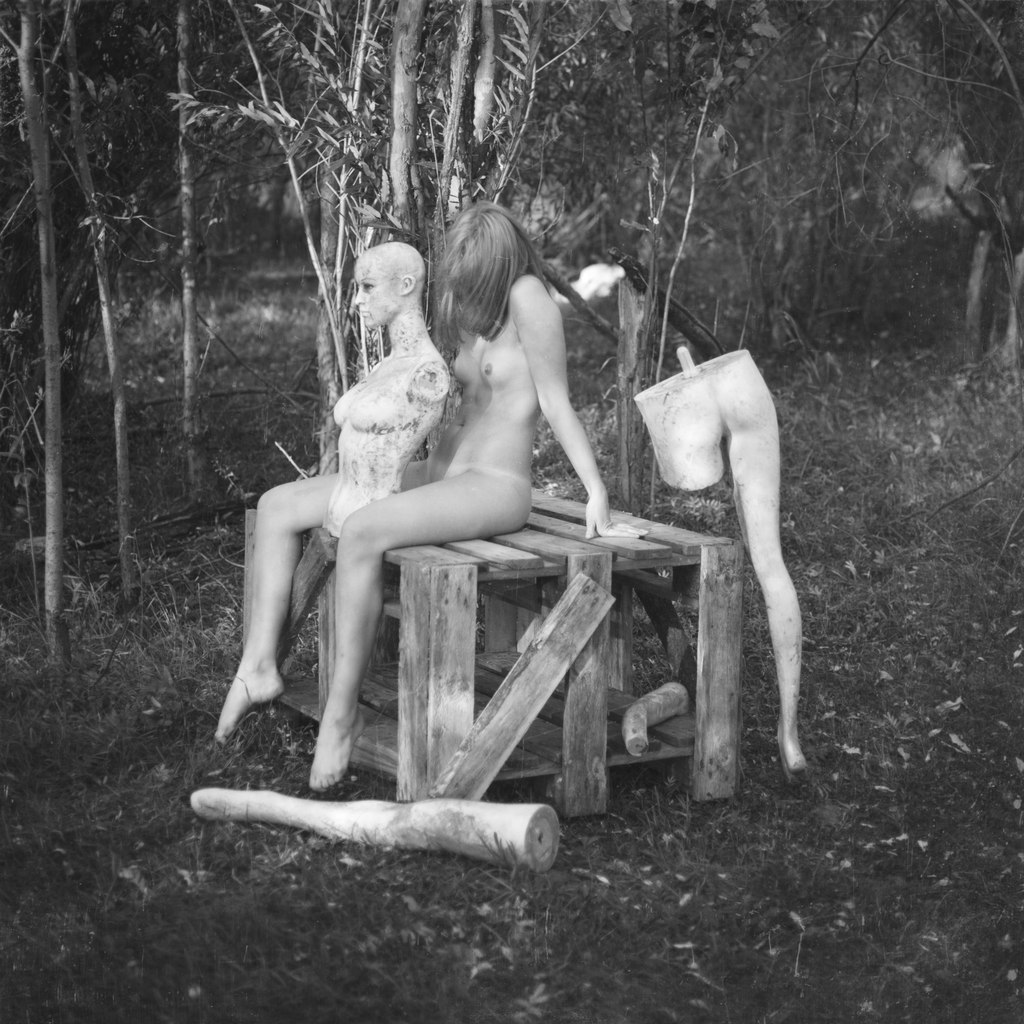 1024x1024, 226 Kb / ч/б, блондинка, манекен, лес