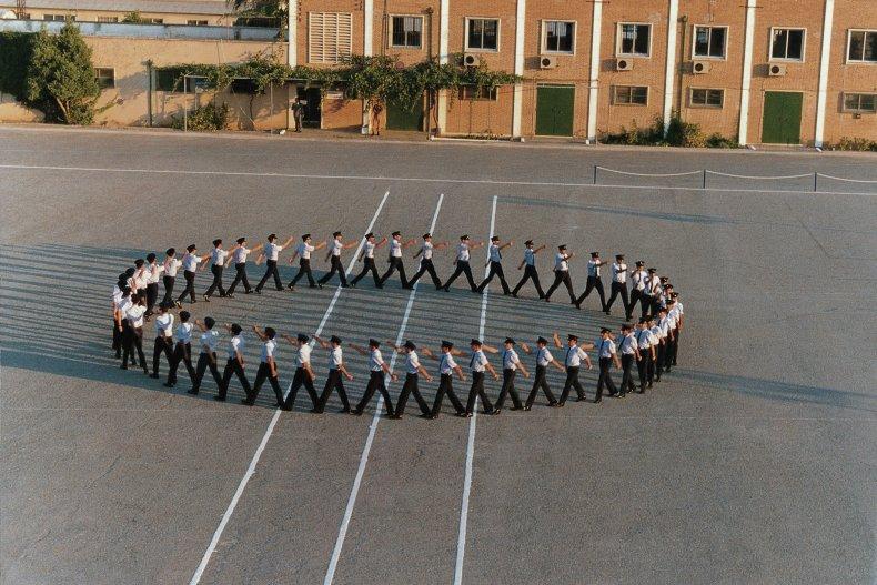 790x527, 97 Kb / круг, строй, форма, полиция