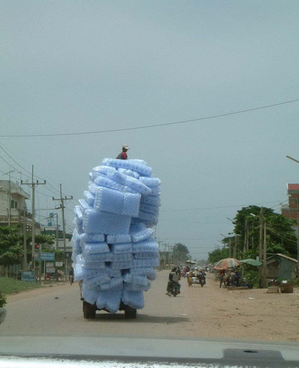 1030x1267, 291 Kb / пластик, бутылки, перевозка