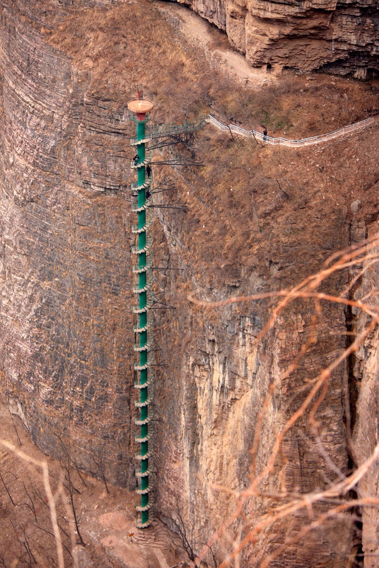 749x1122, 297 Kb / винтовая лестница, столб, горы