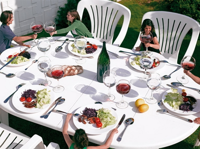 680x508, 134 Kb / гигантомания, стулья, бокалы, бутылка, обед