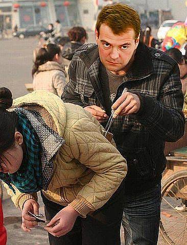 366x480, 42 Kb / медведев, пинцет, щипач