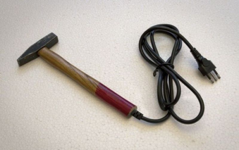 800x503, 51 Kb / молоток, вилка, провод, электричество