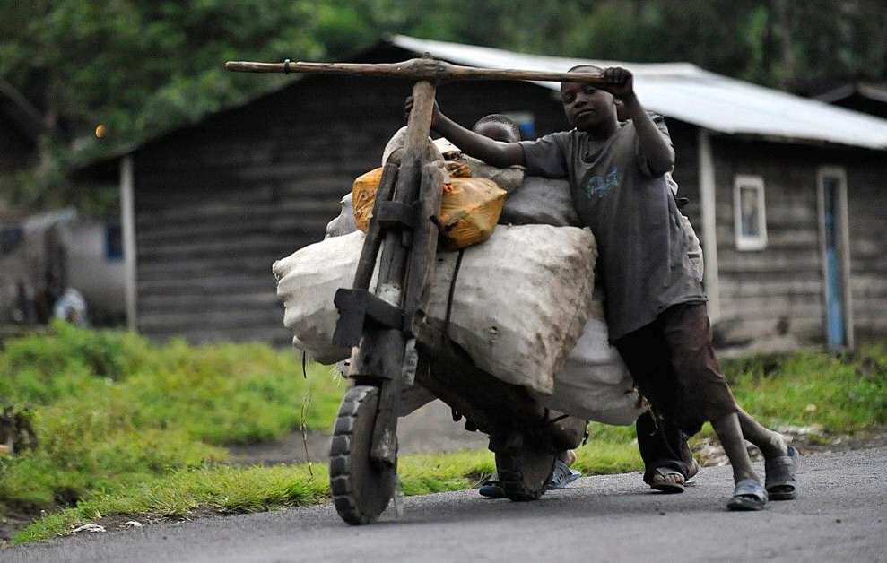 989x628, 224 Kb / велосипед, негр, асфальт