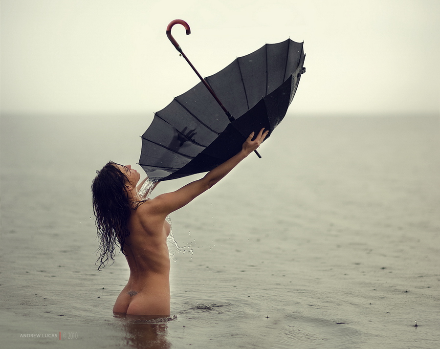 900x714, 265 Kb / сиськи, попа, дождь, вода, зонт