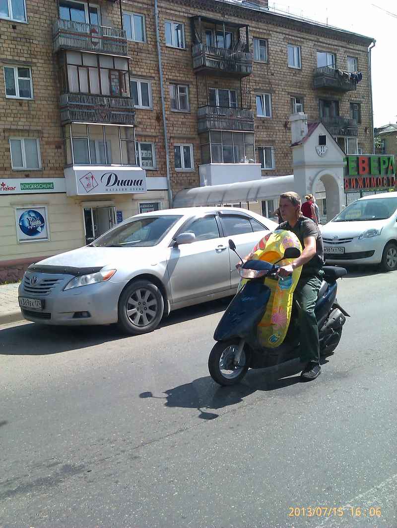 800x1062, 93 Kb / мопед, круг, надувной