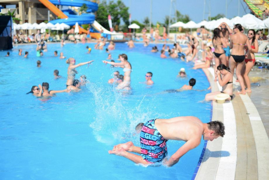 920x614, 86 Kb / бассейн, полет, головой, аттракцион, брызги