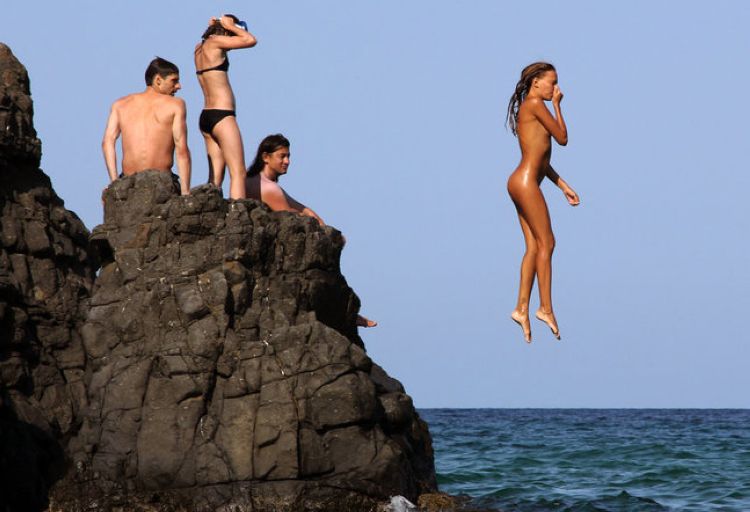 750x512, 58 Kb / скала, девушка, прыжок, вода