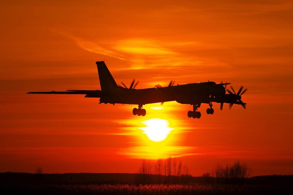 960x640, 67 Kb / закат, самолёт, ту-95