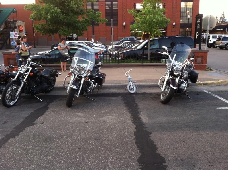 800x597, 195 Kb / велосипед, мотоциклы, парковка, байкеры