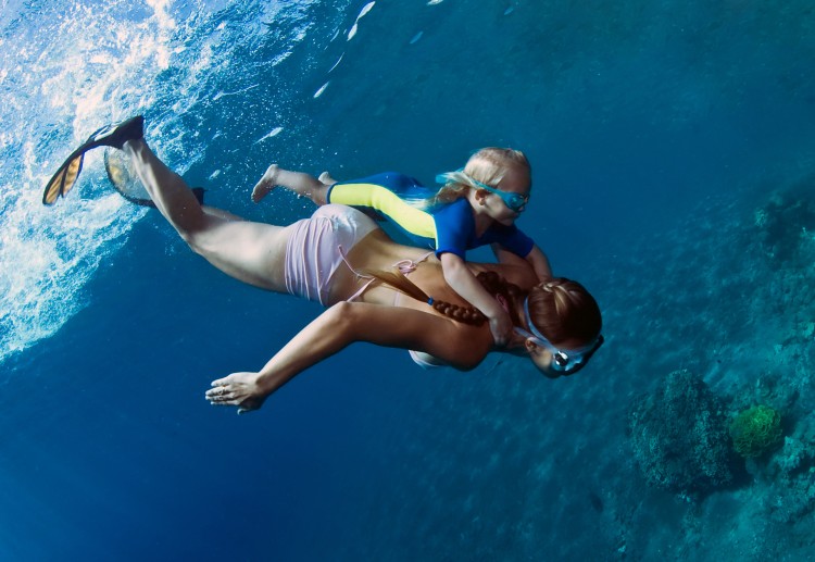 750x517, 87 Kb / дайвер, ласты, под водой, ребенок, косы