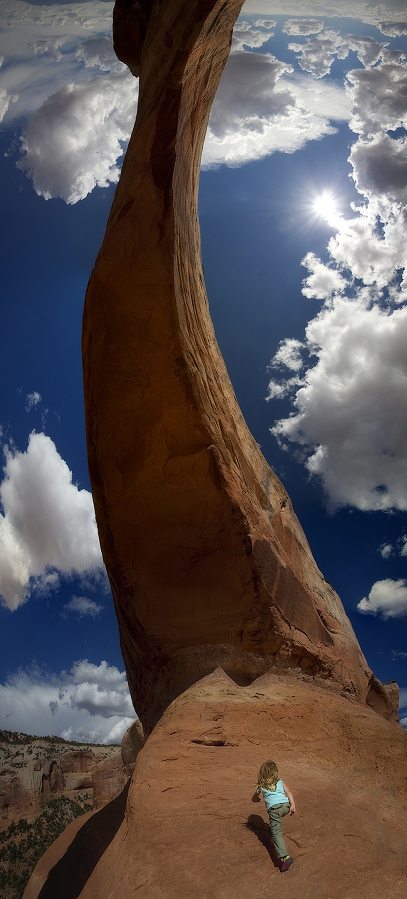 407x899, 213 Kb / арка, скала, девочка