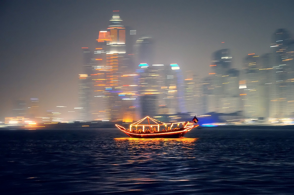 1188x790, 230 Kb / лодка, ночь, огни, небоскребы