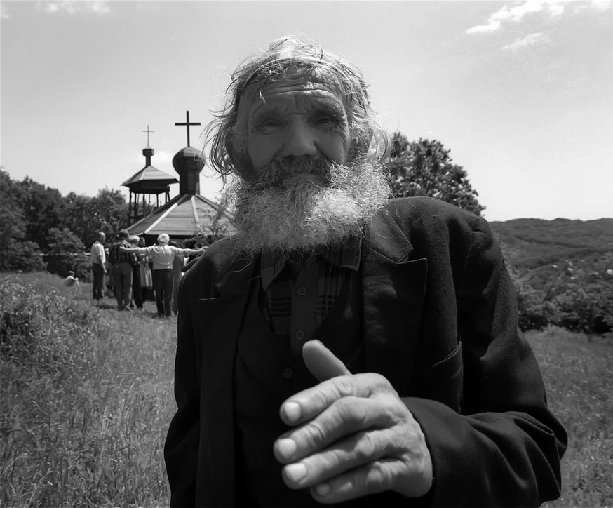 874x724, 197 Kb / церквушка, старик, люди, седой, лента
