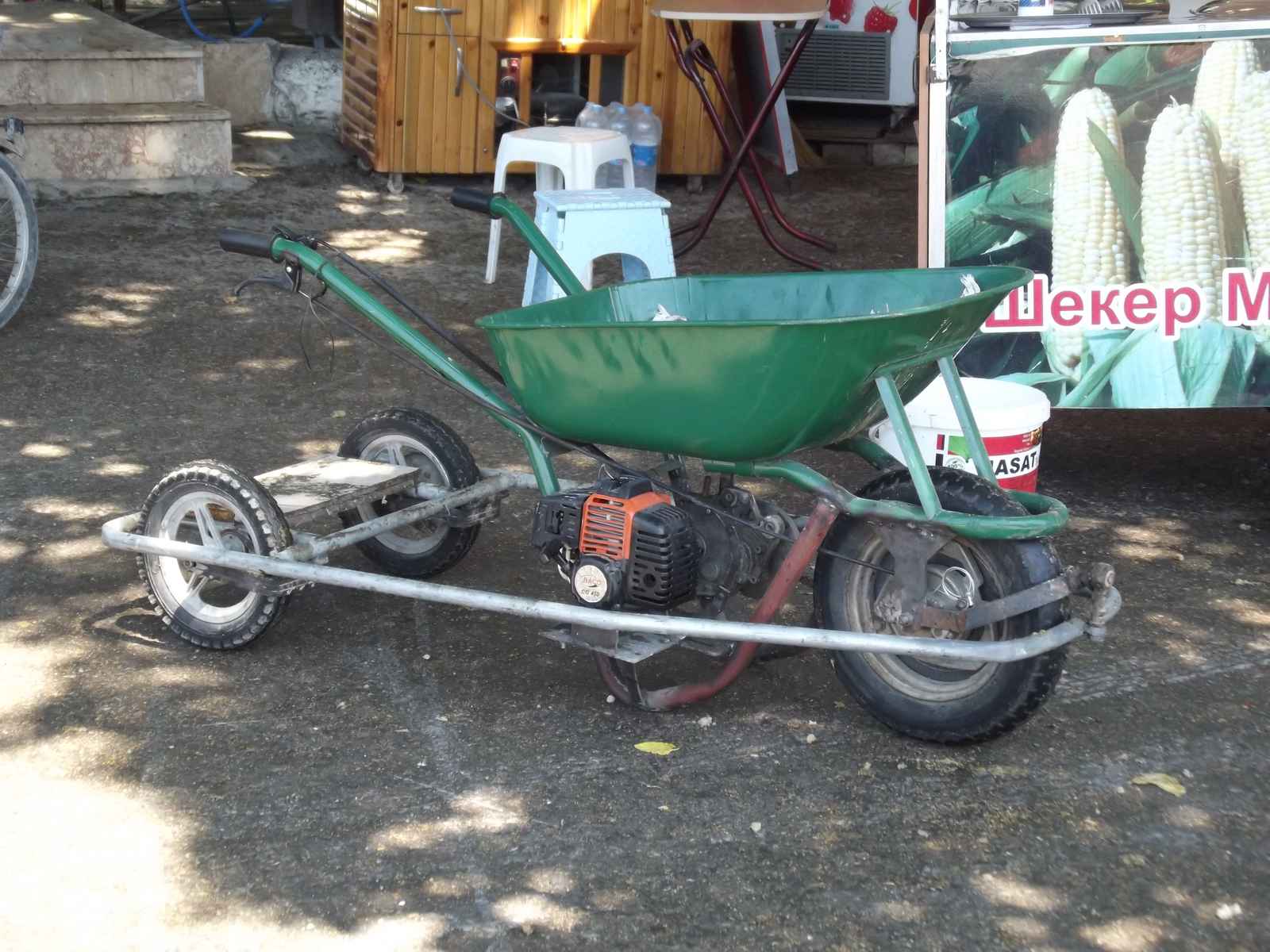 1600x1200, 195 Kb / тачка, бензопила, двигатель