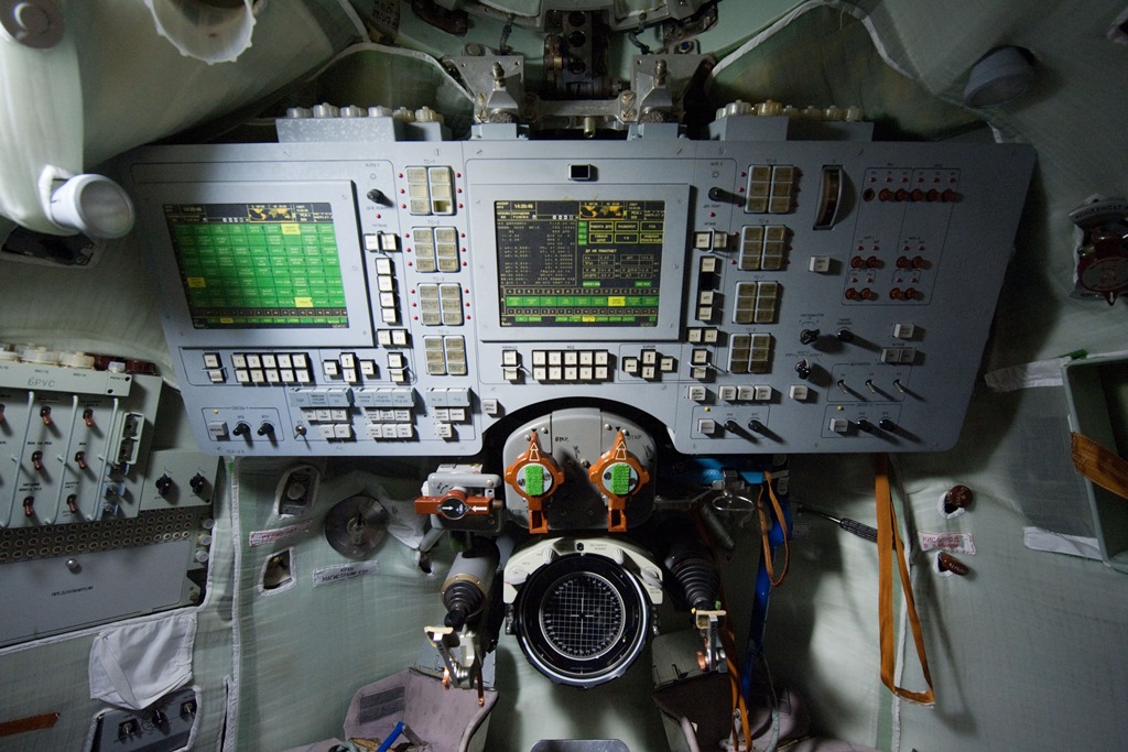 1024x683, 241 Kb / космический корабль, приборная панель