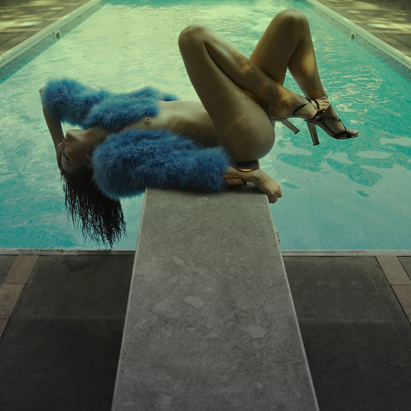 800x800, 120 Kb / бассейн, ноги, туфли, браслет