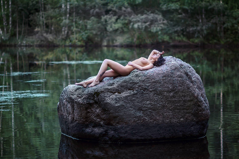 960x640, 99 Kb / камень, вода, брюнетка, тату