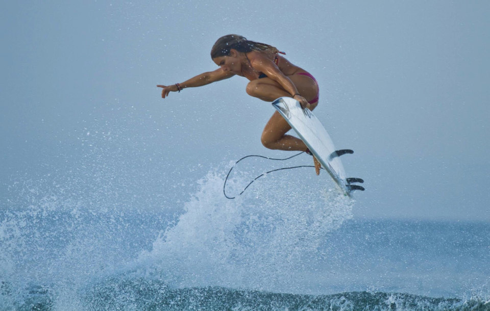 960x610, 109 Kb / серфинг, доска, брызги, девушка