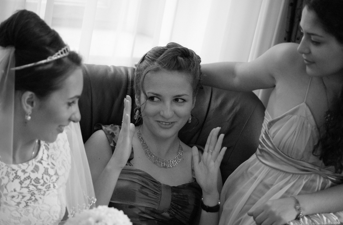1200x786, 181 Kb / подруги, размер, улыбки, невеста, ч/б