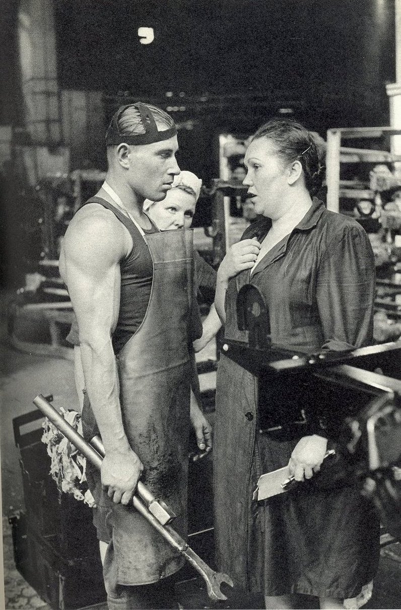 796x1208, 290 Kb / рабочий, женщина, фабрика, цех, гаечный, ключ, ч/б