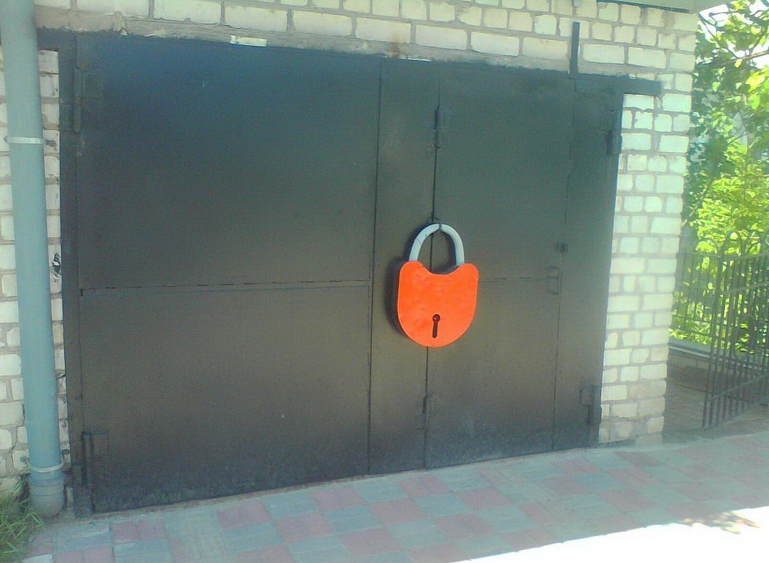 1099x805, 230 Kb / замок, ворота, гараж