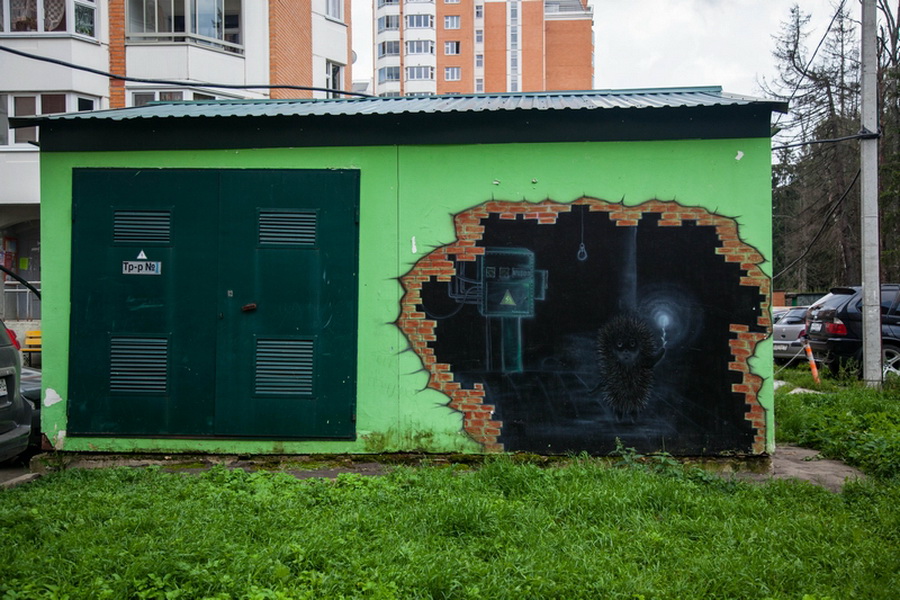 900x600, 237 Kb / граффити, будка, ежик
