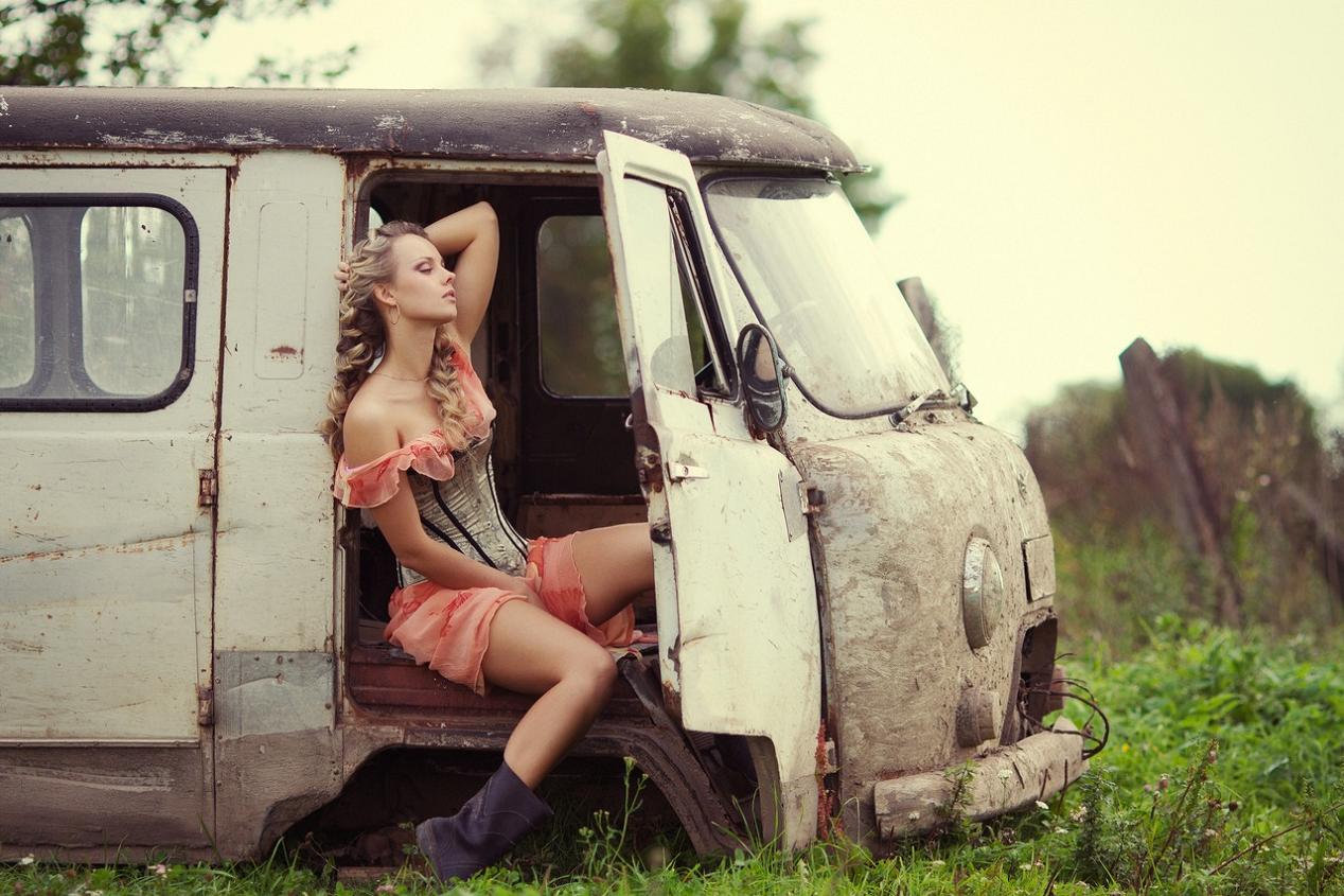 1268x845, 150 Kb / УАЗ-452, блондинка, платье, трава