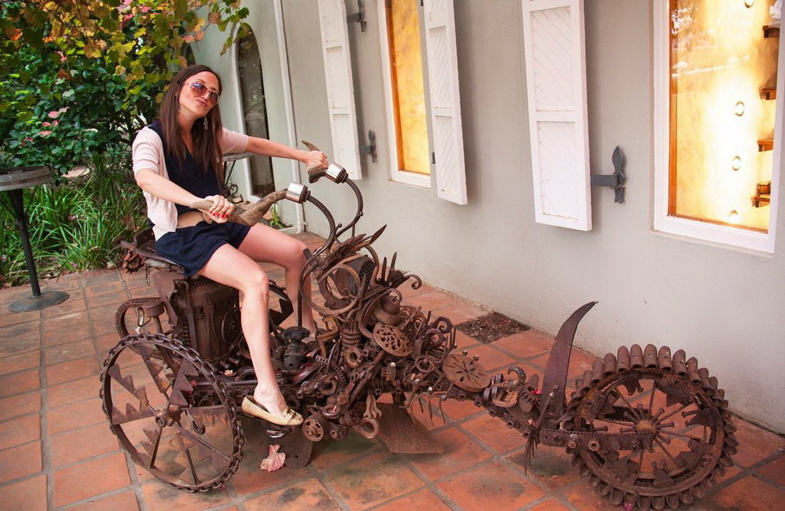 1099x716, 279 Kb / мотоцикл, макет, девушка