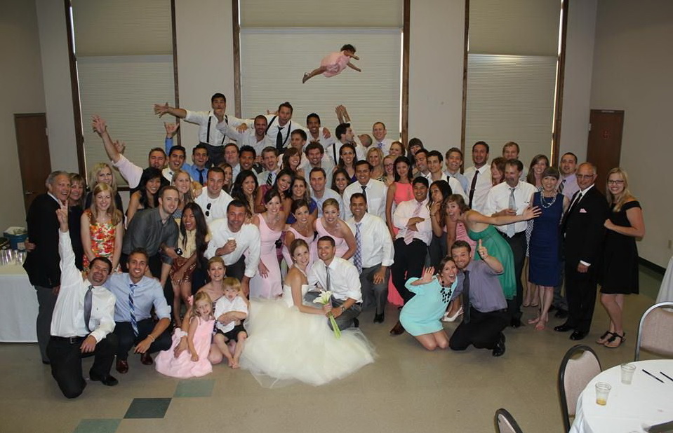 959x618, 181 Kb / свадьба, бросок, ребенок