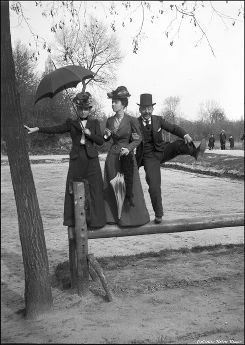 500x705, 158 Kb / зонтик, скамейка, бревно, цилиндр, ретро, ч/б