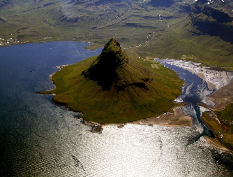 800x607, 100 Kb / вулкан, море, гора