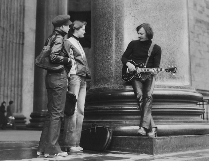 680x525, 205 Kb / боярский, ретро, ч/б, гитара, девушки, колонна