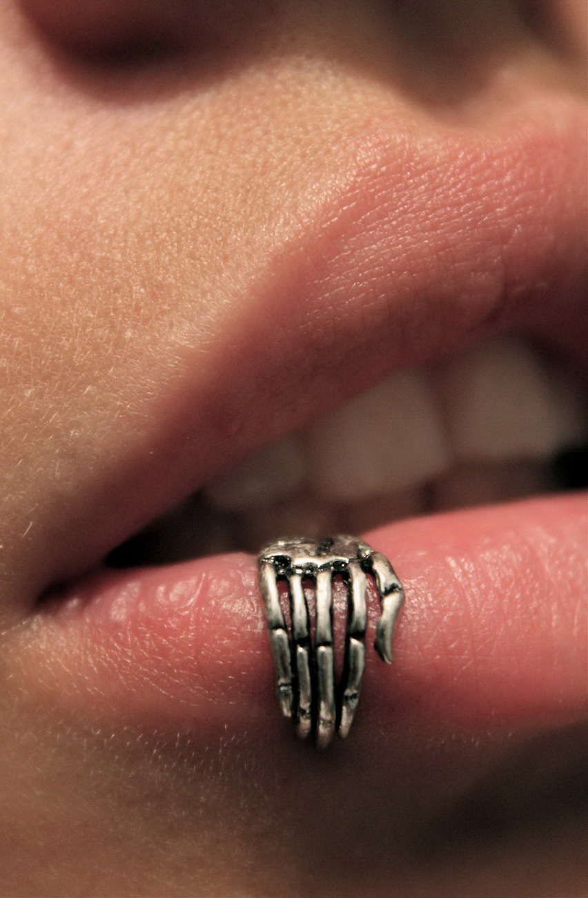 852x1300, 272 Kb / рот, губы, рука, скелет, украшение