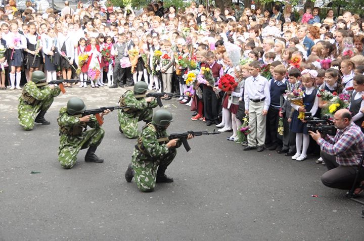 720x477, 91 Kb / школа, солдаты, маразм,