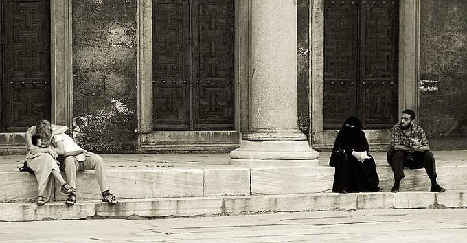 680x354, 92 Kb / объятия, мусульмане, европейцы, ч/б