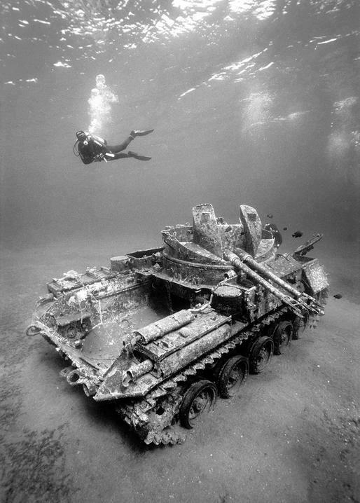 514x718, 59 Kb / танк, под водой, ч/б, водолаз, аквалангист, дайвер, ч/б