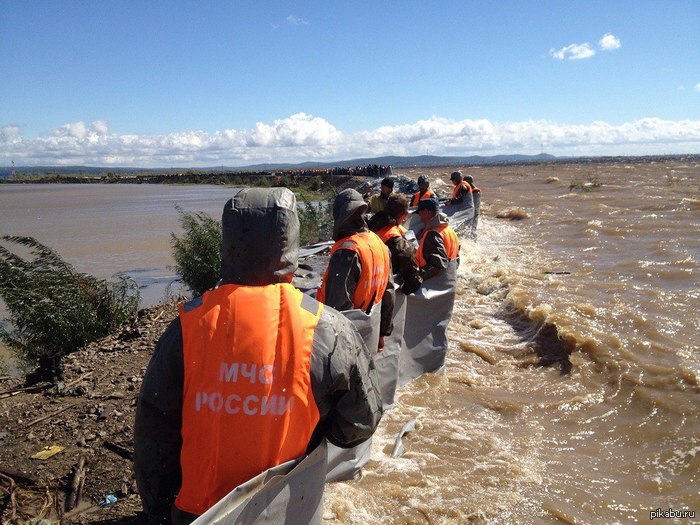 700x525, 111 Kb / дальний восток, река, наводнение, дамба, курсанты, мчс
