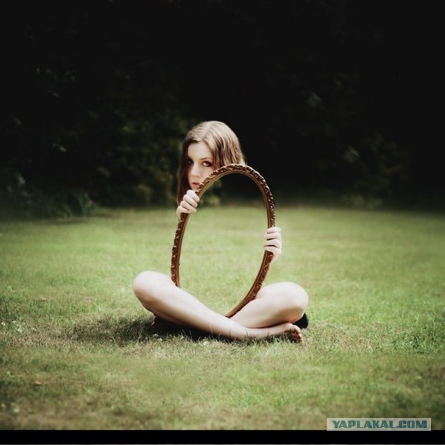 640x640, 62 Kb / девушка трава зеркало