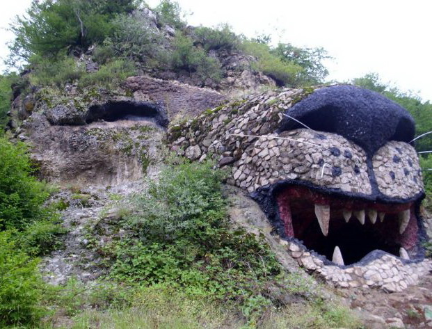 621x473, 150 Kb / лев, скала, пещера