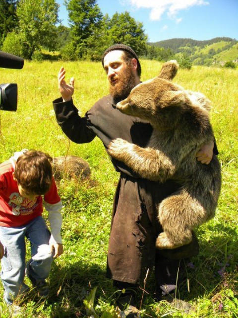 480x640, 125 Kb / медведь, монах