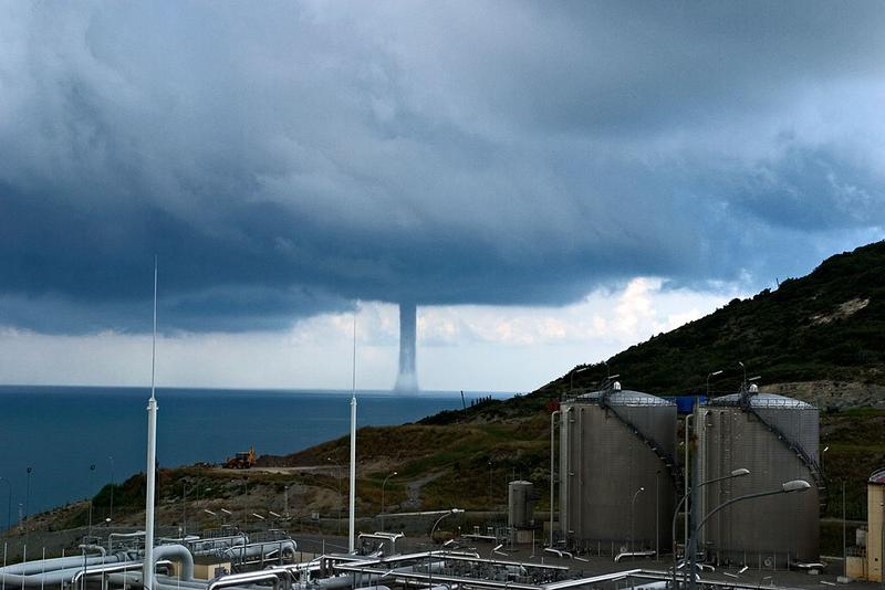 800x534, 49 Kb / лето, смерч, с моря, на берег, ктк