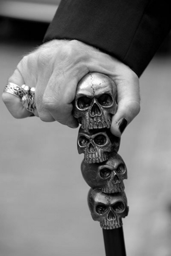 550x822, 146 Kb / черепа, трость, рука