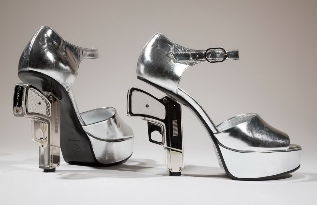 1049x677, 137 Kb / туфли, пистолет