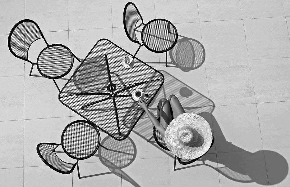 933x603, 106 Kb / тень, стол, шляпа, стул, ч/б