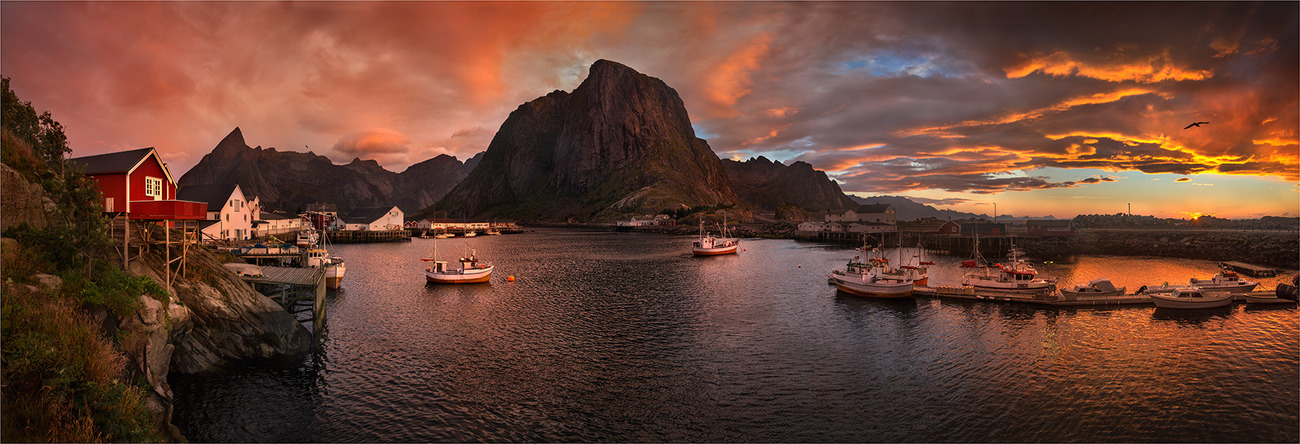 1300x444, 275 Kb / восход, море, бухта, гора, лодки, панорама